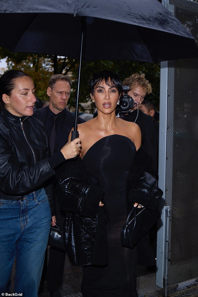 Kim je pokazala svoje značajke modela s ropljivom paletom šminke