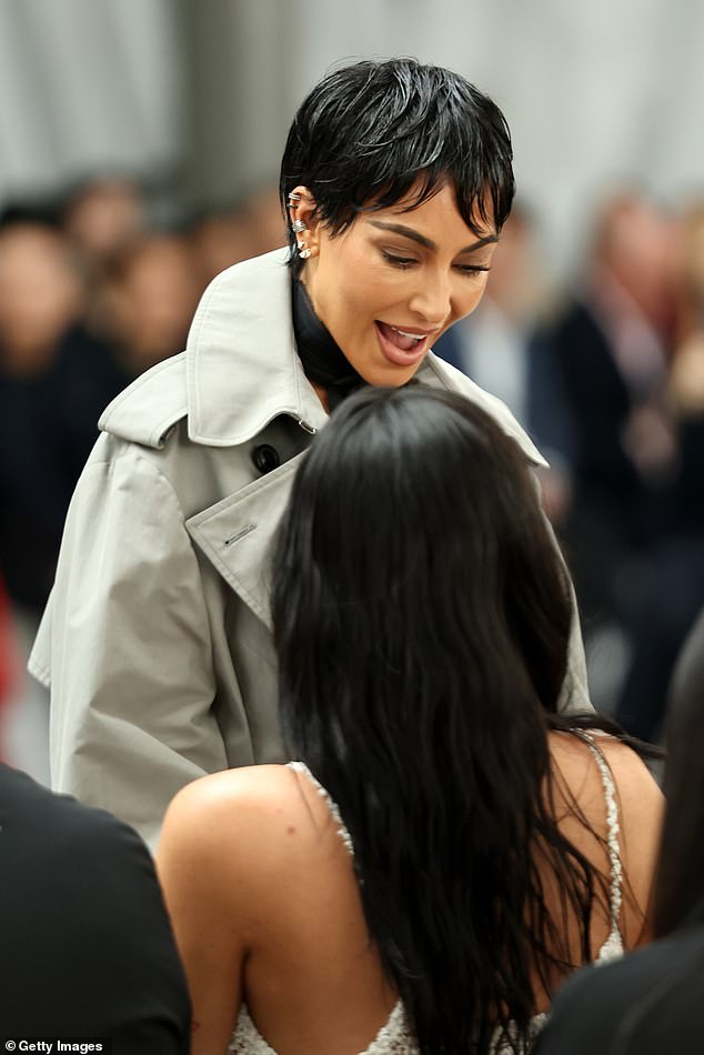Viđena je kako dolazi na događaj prije pozdravljanja sestre Kylie Jenner, koja je uhvatila pogled u bijelu pletenu koordinu