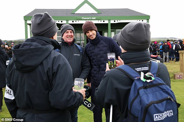Teniska legenda Sir Andy Murray (desno) fotografirala se s fanovima dok je igra bila suspendirana