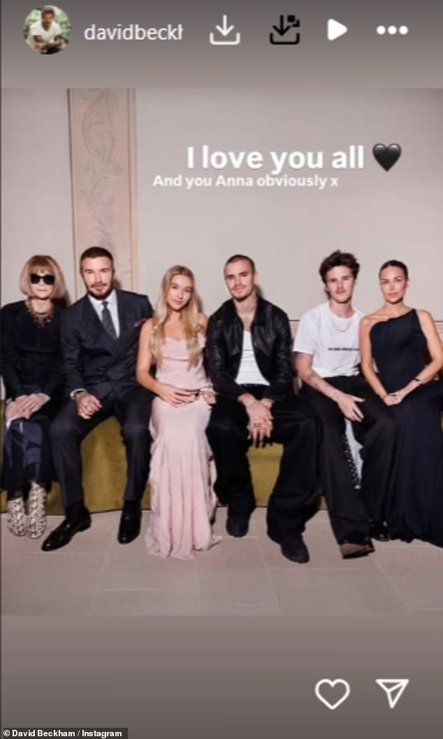 David je za predstavu sjedio pored bivše urednice Voguea Anna Wintour, a sva njegova djeca pored njega osim najstarijeg sina Brooklyna