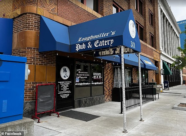 Navodno je uboden u prsa tijekom spora s vozačem dostave hrane u Loughmiller's Pub & Eatery u centru Indianapolisa (na slici)