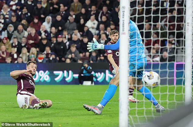 Halkett klizi kući na dalekom postu kako bi donio dramatičnu pobjedu od 1-0 za Hearts Over Hibs
