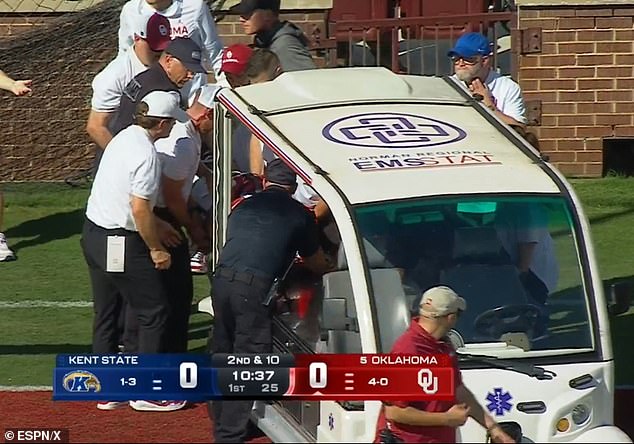 Lewis je nepomično ležao na zemlji prije nego što je stavljen na nosila i privučen s polja
