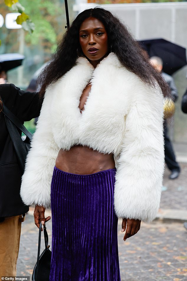 Jodie Turner-Smith vidi se kako u subotu u Parizu nosi ošišano čisto bijelo lažno krzno u Parizu
