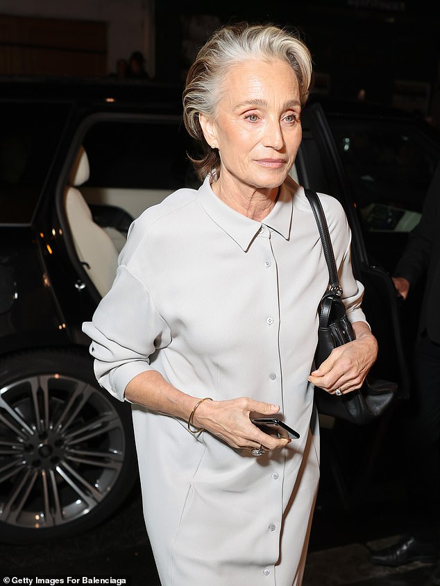 Dame Kristin Scott Thomas pokazala je svoj vitak okvir u bijeloj haljini dužine poda, koja je bila spuštena od vrha prema dolje