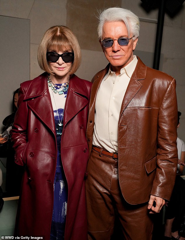 Također je primijetio kako je prisustvovao emisiji bivša urednica Voguea Anna Wintour, koja je bila slika s Baz Luhrmannom