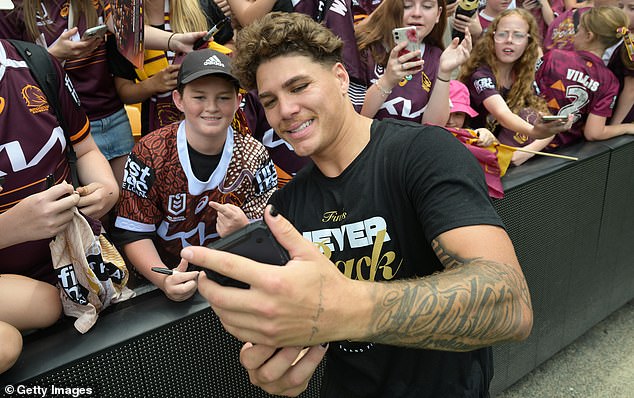 Walsh (na slici pozira za selfije s navijačima na treningu Broncosa neposredno prije Velikog finala) postao je vjerojatno najpopularniji igrač u NRL -u