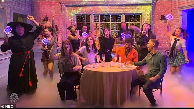 Ejae, Audrey Nuna i Rei Ami pojavili su se na pozornici SNL -a kako bi izbacili Golden kako bi pobijedili demona. Publika je izbila na veselje na iznenađenju, a skit se završio dok su članovi glumaca i Bad Bunny svi plesali uz uzbudljivu stazu