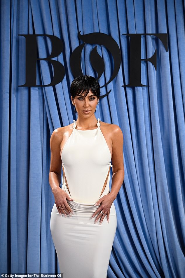 Ikona reality TV-a, 44, odlučila je ponovno stvoriti svoju glamuroznu maminu frizuru zaštitnog znaka na Business of Fashion Gala, ali ubačena u stil mokrog izgleda
