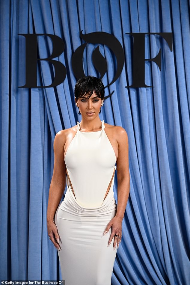 Kim je odigrala seksualnu privlačnost u bijelom tijelu koji je zagrlila figuru koja se udarala oko njezinog svetog struka, koju je udružila s drapiranom suknjom