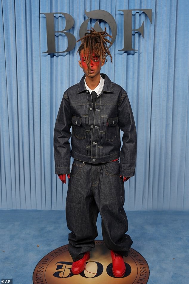 Jaden Smith osigurao je da su sve oči uprte u njega dok je izišao u još jedno ekscentrično odijelo, baveći se traper jaknom i predimenzioniranim trapericama, ali s licem i rukama obojenim svijetlo crvenim bojama