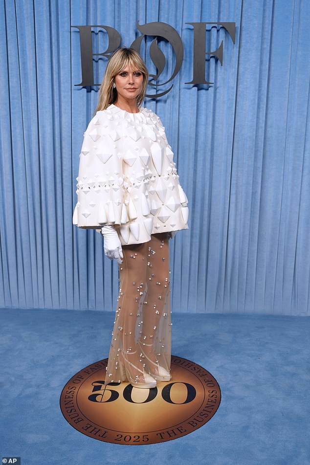 Heidi Klum zapovjedila je pažnju u čudnoj i voluminoznoj košulji, prekrivenoj velikim bijelim zrncima i udružila se s čistom suknjom s biserom