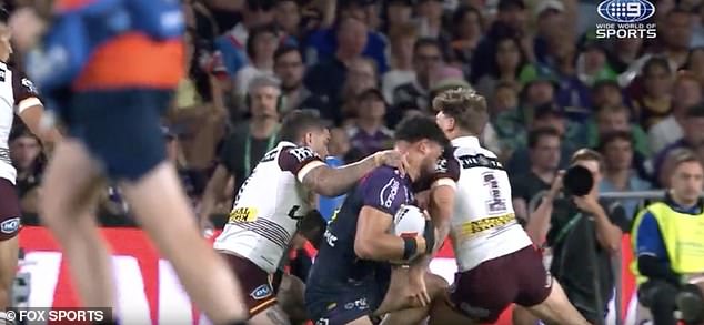 Walsh (desno) stavljen je na izvještaj zbog šokantnog punjenja na ramenu na zvijezdi Melbournea Xavier Coates (u sredini) tijekom Grand finala NRL -a u nedjelju