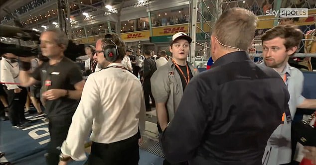 Brundlov intervju započeo je kaotičan način dok je pokušao započeti intervju s muškarcem za kojeg je vjerovao da je Lewis Capaldi, ali ispostavilo se da je pjevačkov brat Anthony