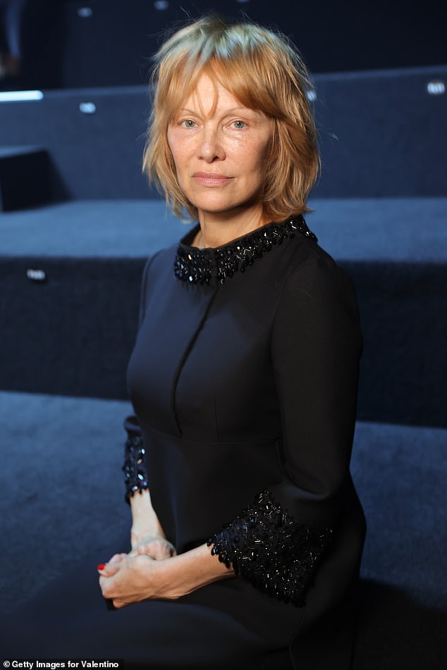 Kanadska glumica, 58, već je ubacila svoj pravi udio pozornosti u francuskoj prijestolnici nakon što je izbacila svoj zaštitni znak plavokosa izgled za zgroženu, bakrenu boju Marilyn Tousle