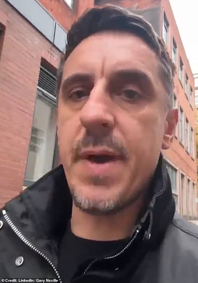 Neville (gore) izazvao je povratak nakon što su se njegovi komentari na napad sinagoge u Manchesteru spustili u bijes o