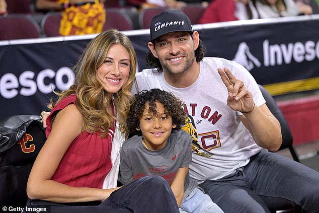 Bivši američki i NFL napadač Mark Sanchez, desno, sa suprugom Perryjem i sinom Danielom