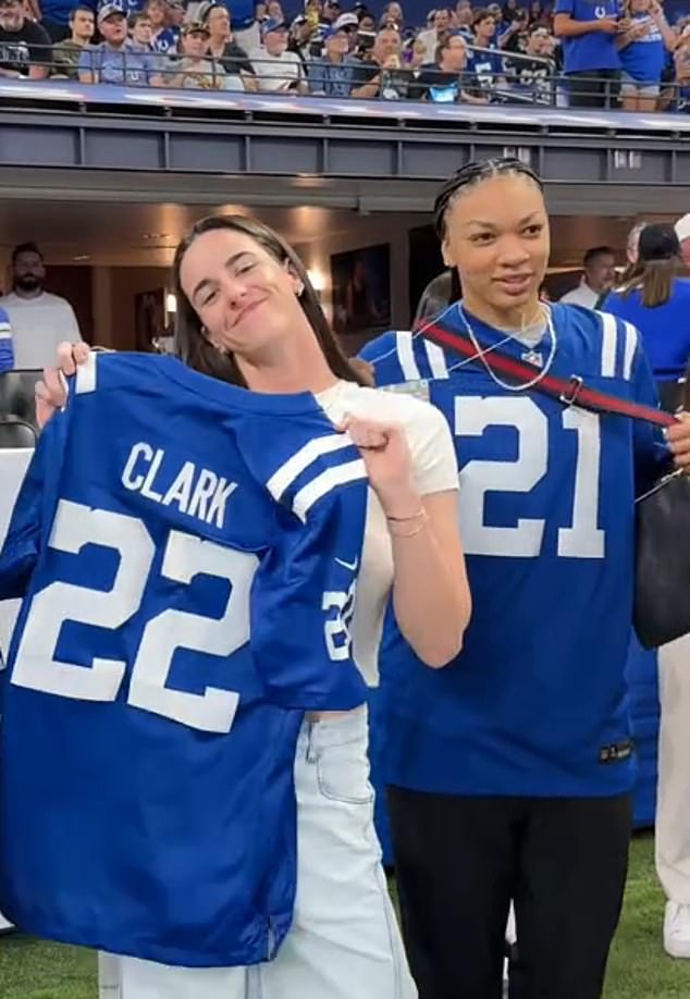 Caitlin Clark u međuvremenu se pojavila na drugom mjestu u razmaku od tjedan dana, prethodno je posjetila Indianapolis Colts za njihovu igru ​​prije vikenda