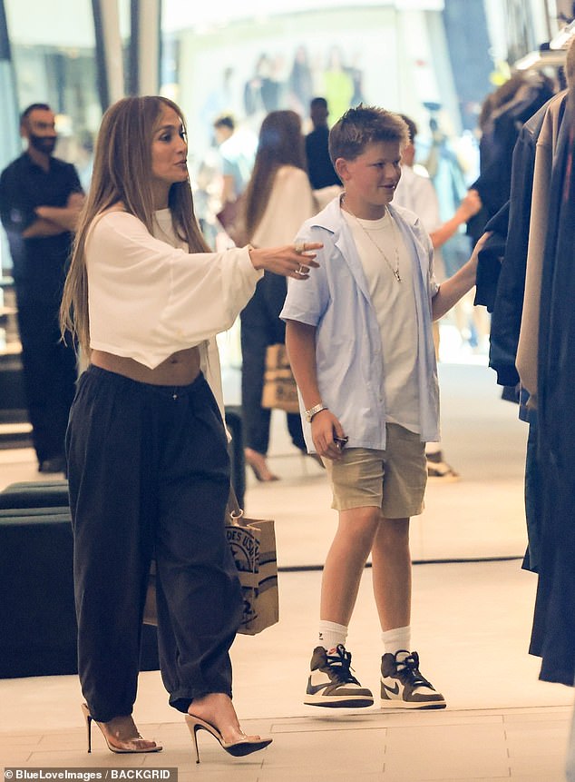 Ovo, mjesec dana nakon što ga je bivša maćeha Malog Sama Jennifer Lopez obradovala za ručak i kupovinu u Balenciagi u Beverly Hillsu - unatoč razvodu od njegovog poznatog oca Ben Afflecka, završen 21. veljače 21. veljače