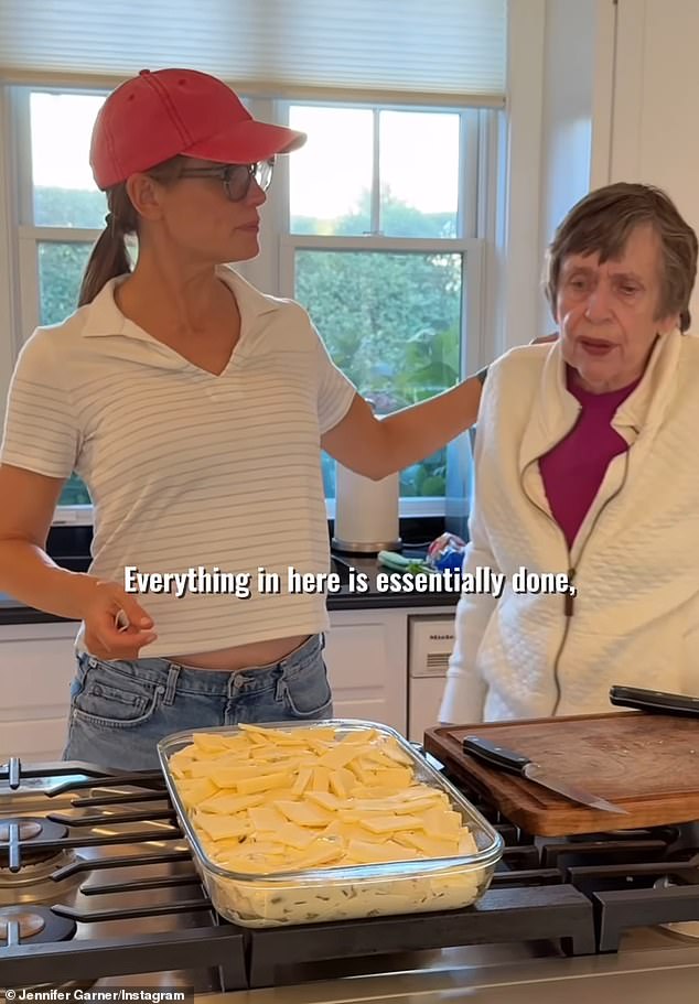 Jennifer je u nedjelju prenijela slatku epizodu svog showa Pretend Cooking, gdje je pekla pileći enchiladas sa svojom voljenom majkom Pat Garner