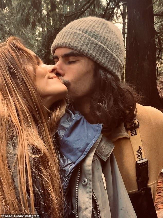 Zvijezda Doma i gostovanja u ponedjeljak je na Instagramu prekršila vijest s uletom slatkih slika kako bi joj rastuće bebe kvrga dok je slavila radosnu priliku sa svojim partnerom Cyrusom Suttonom