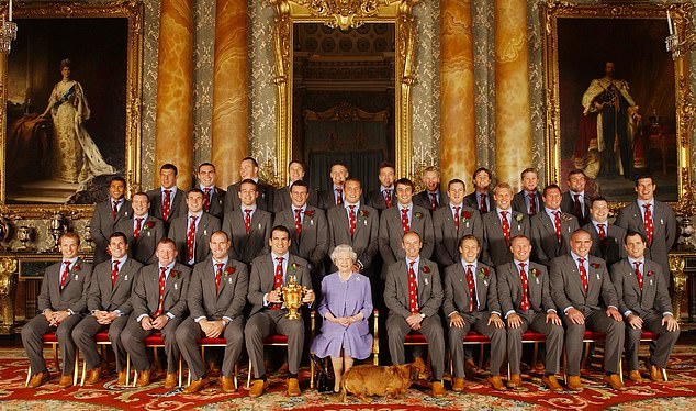 Moody je igrao u svih sedam utakmica Svjetskog kupa za Sir Clive Woodward -a - na slici u srednjem redu dok je Engleska momčad prisustvovala prijemu u Buckinghamskoj palači