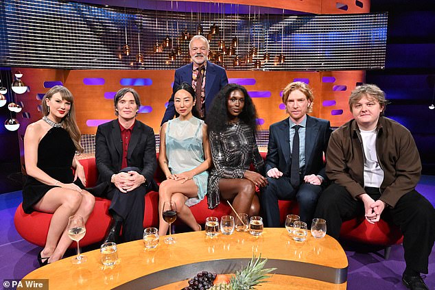 Dvije zvijezde su se u četvrtak pojavile na ikoničnom crvenom kauču, zajedno s kolegama poznatim gostima, Cillian Murphy, Greta Lee, Domhnall Gleeson i Lewis Capaldi (LR Taylor, Cillian, Greta, Graham, Jodie, Domhnall i Lewis)