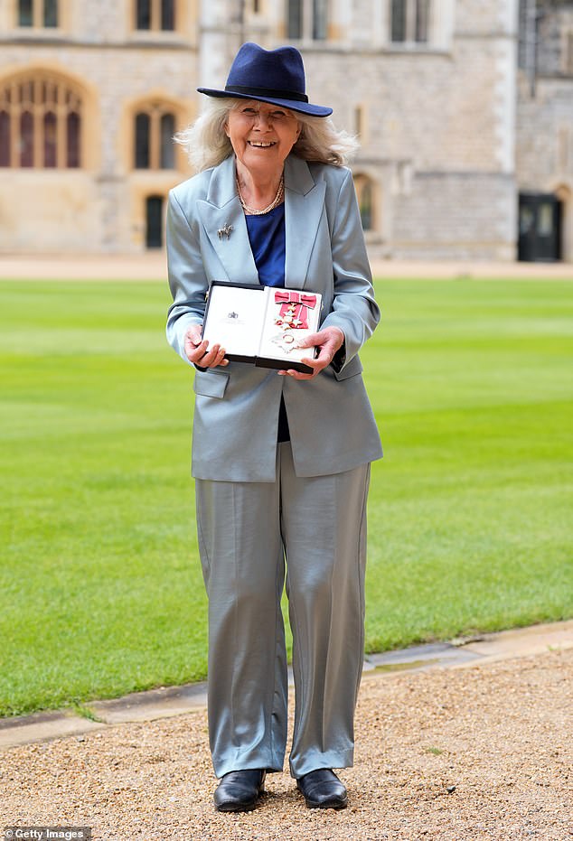 Jilly je Kralj Karlo III tijekom ceremonije ulaganja u dvorcu Windsor napravio zapovjednika Britanskog carstva, 14. svibnja 2024