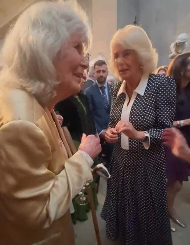 Agent Dame Jilly Cooper Felicity Blunt izdao je sličan topli počast rekavši da je autor 'definirala kulturu, pisanje i razgovor' (na slici s kraljicom Camilla)