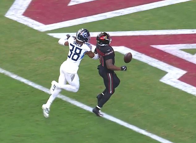 DeMerCado (31) je bacio loptu na liniji od 1 dvorišta dok je pokušavao proslaviti touchdown
