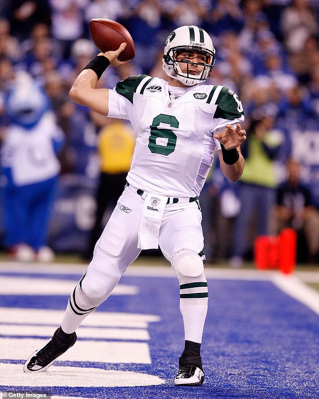 Sanchez, koji je prethodno bio napadač za New York Jets, sada radi kao analitičar Fox TV -a. Slika je tijekom utakmice protiv Indianapolis Coltsa na stadionu Lucas Oil 27. prosinca 2009