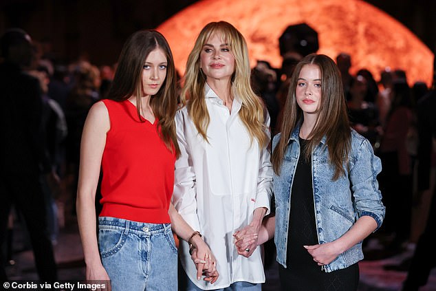 Kidman su bile obložene njezine dvije kćeri dok su ulazile u mjesto u Parizu ruku pod ruku