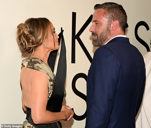 Dinamični dvojac nasmiješio se dok su gledali jedni druge oči na događaju, nakon što je Lopez nedavno pohvalio Affleck zbog pomoći filmu da zaživi