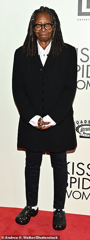 Whoopi Goldberg je također bio nazočno, bavivši se crni kaput i odgovarajućih hlača