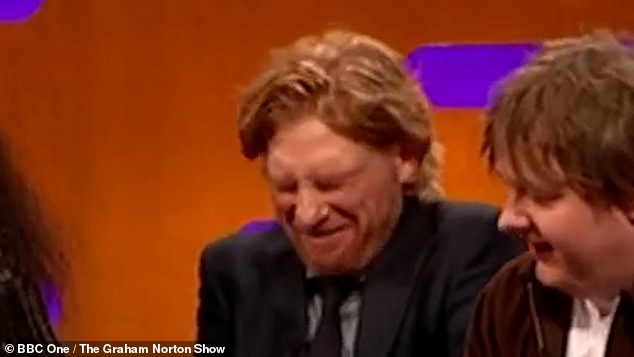 Domhnall (na slici) bio je podjednako otkucan u trenutku dok je zabavno bacio glavu, dok je Greta Lee izgledala potpuno šokirano zbog toga