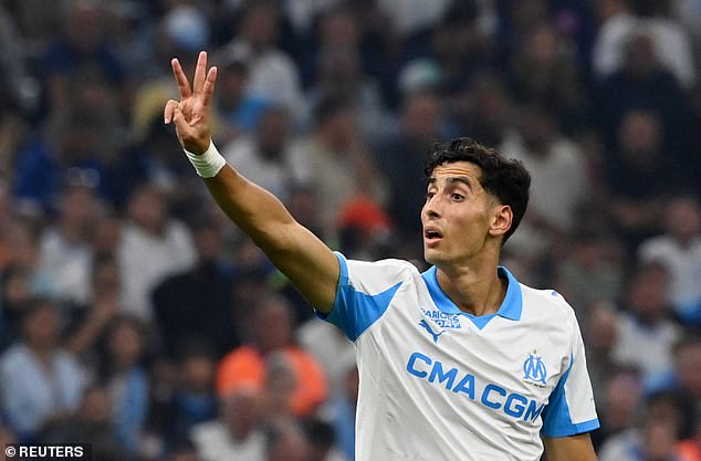 Marokanski središnji bek, koji sada s Marseilleom prolazi svoju trgovinu u Ligue 1, bio je u zračnoj luci u južnoj Francuskoj, kada ga je obožavatelj 'pokušao šamarati'