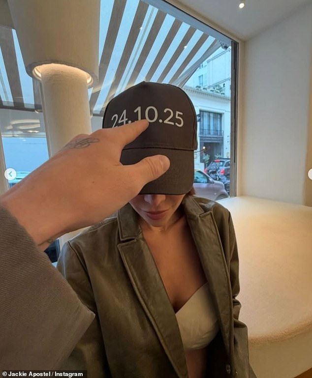Izlazeći na svoj Instagram, Jackie je podijelila puknuće noge parova, kao i zumirana u slici svog šešira, koji je pročitao datum '2 .10.25