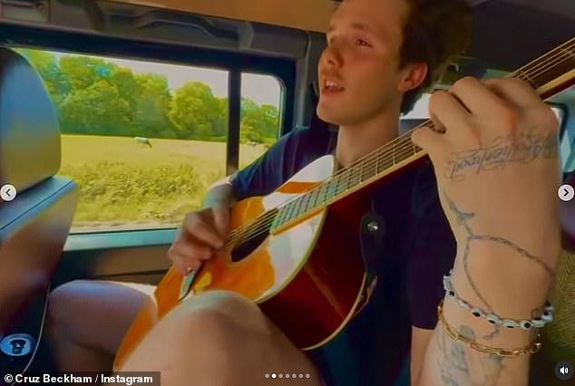 Kasnije u srpnju, Cruz je podijelio Sneak Peak of New Music dok je udario svoju gitaru u stražnjem dijelu automobila i pjevao tekstove 'Green Day in Pariz'