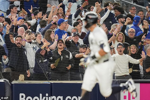 Na Yankee stadionu je bila burna atmosfera dok su Yankeesi održavali svoju sezonu živu