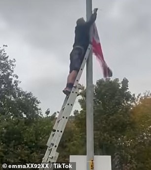 Neville je rekao da je srušio zastavu sa svog gradilišta