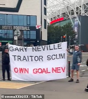 Natpis je glasio: 'Gary Neville. Treitor Scum. Vlastiti cilj nev '