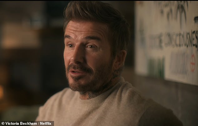 David Beckham također se vidi kako priznaje da nije shvatio opseg usamljenosti svoje supruge, kao što je bio na vrhuncu svoje nogometne karijere u to vrijeme
