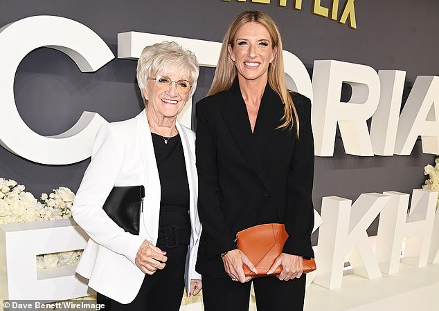 Victoria Beckham podržala je majka supruga Davida Sandra Beckham (L) i sestra Joanne (R) na premijeri svog dokumentarnog filma Netflix u srijedu navečer