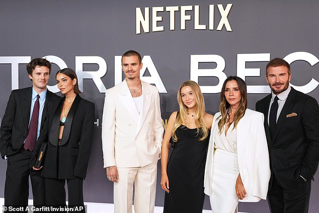 Da bi dovršio svoj izgled, Jackie je pristupila ogrlici Portofino '97 iz kolekcije Miris -a Victoria Beckham, koja se prodaje za 290 funti (LR Cruz, Jackie, Romeo, Harper, Victoria i David)
