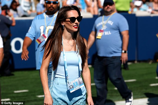 Bivša navijačica privukla je svoju trajnu prisutnost na stranu