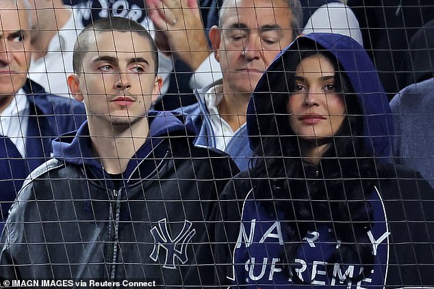 Timothee Chalamet i djevojka Kylie Jenner izgledali su kao depresivni sa njihovih sjedala u prvom redu