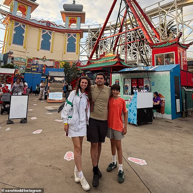 Nakon što je omotao snimanje u emisiji, Declan je prešao iz sjevernih plaža u Sydneyu do Melbournea - zajedno sa svojim psom Sol - da bude sa Sarah i Phoenix (na slici LR: Sarah Todd, Declan Cleary i Phoenix Garcha)