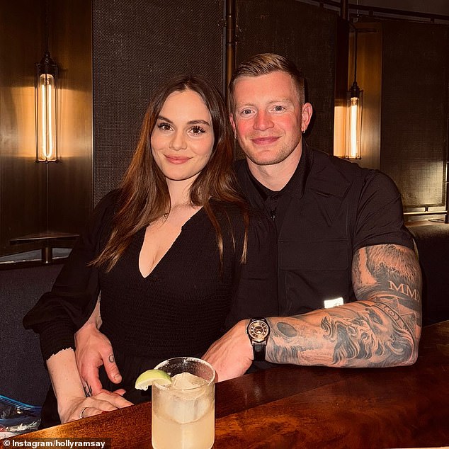 Pojedinosti kako su se okupili za Luke, Adam je objasnio kako mu se svidjelo mnoge svoje fotografije na Instagramu, izazivajući glasine obožavatelja romantične veze