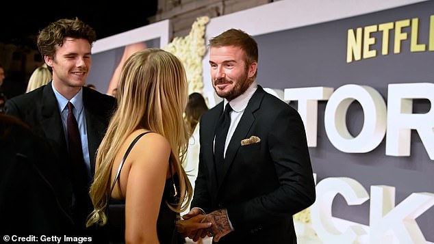 David je zagrli i drži je ruku prije nego što ju je okrenuo po crvenom tepihu