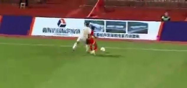 Asamoah se srušio na LED panelu dok je igrao za Guangxi Pingguo protiv Chonqping Tonglianglong u drugom nivou kineskog nogometa